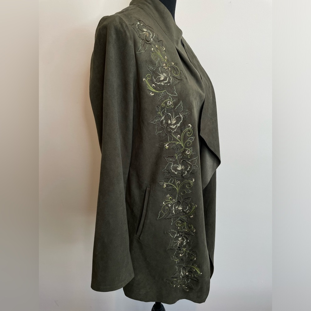Chico’s Sz 0 US 4/6 Floral Embroidered Green Faux Suede Open Drape Jacket Boho